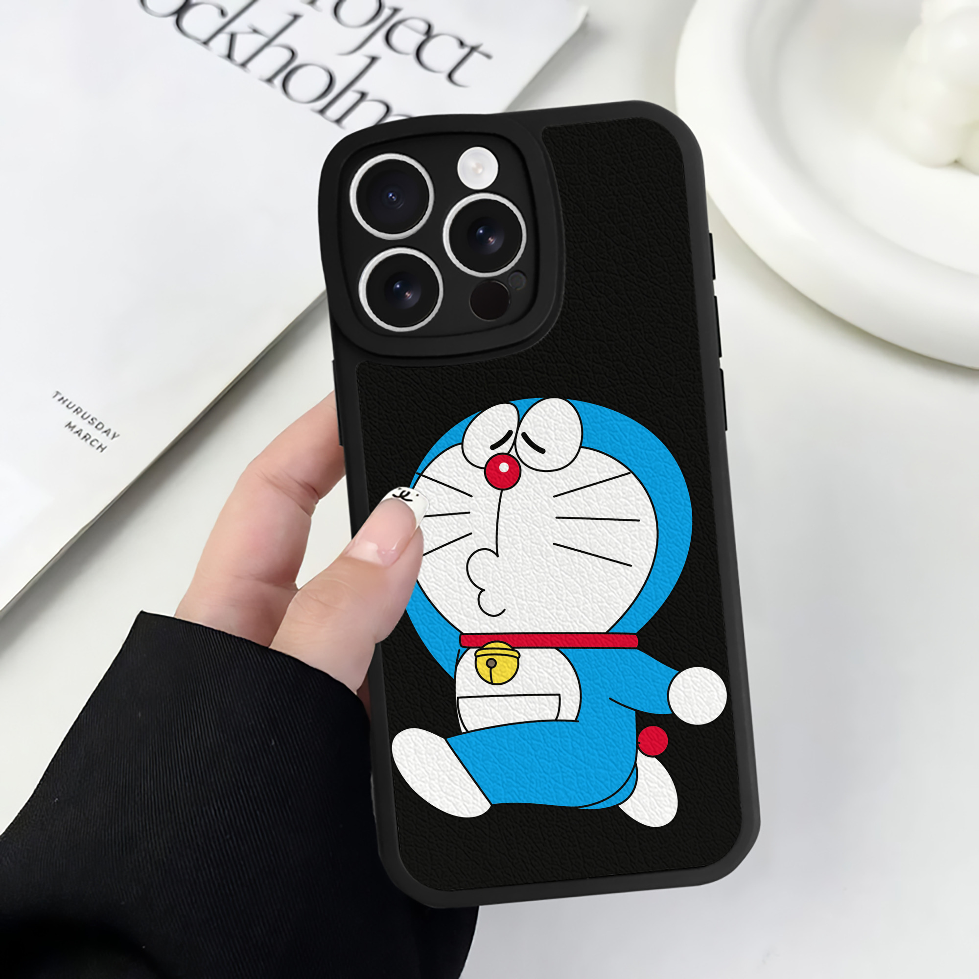 （画像用） ドラえもん Doraemon 【iPhone 16シリーズ対応】シリコンスマホケース（レザー調） 材質：シリコン